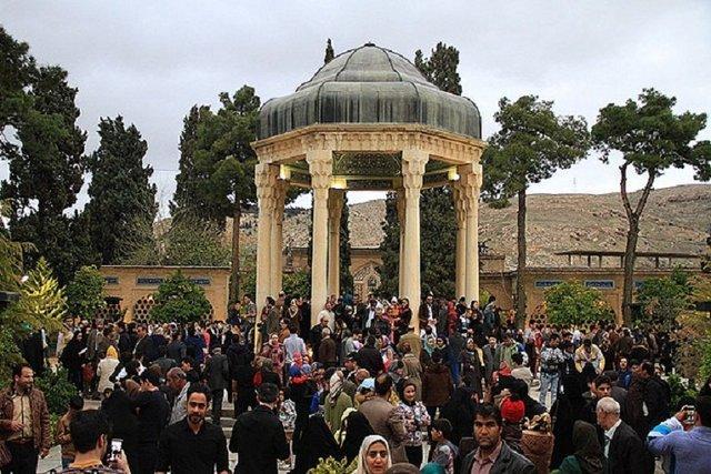 حافظیه، میزبان 18 هزار گردشگر در روز حافظ