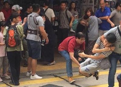 فیلم، درگیری میان حامیان و مخالفان هنگ کنگ در یک فروشگاه مجلل