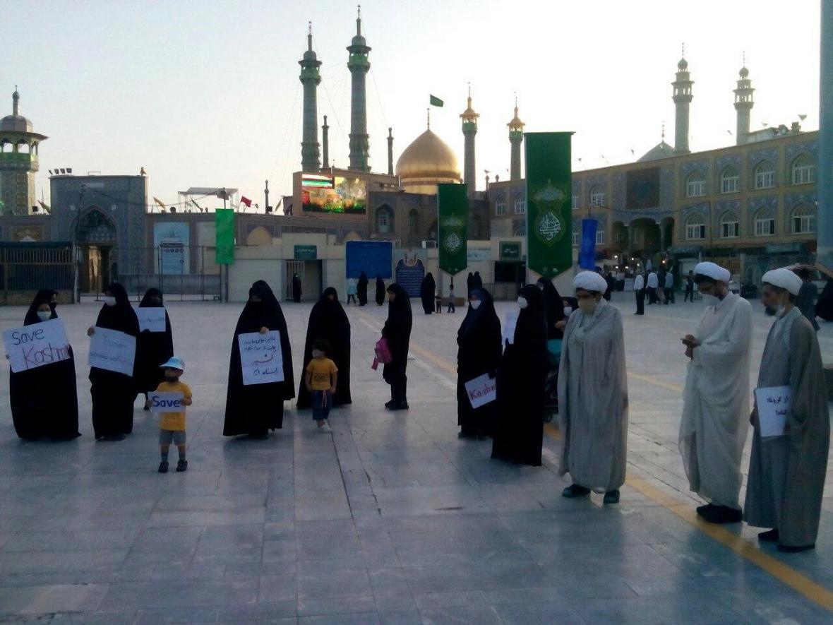 طلاب و دانشجویان قم برای حمایت از مسلمانان کشمیر تجمع کردند طلاب و دانشجویان قم برای حمایت از مسلمانان کشمیر تجمع کردند