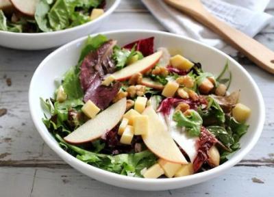 طرز تهیه سالاد با پنیر گودا ترکیبی خوشمزه از کاهو، سیب و گردو